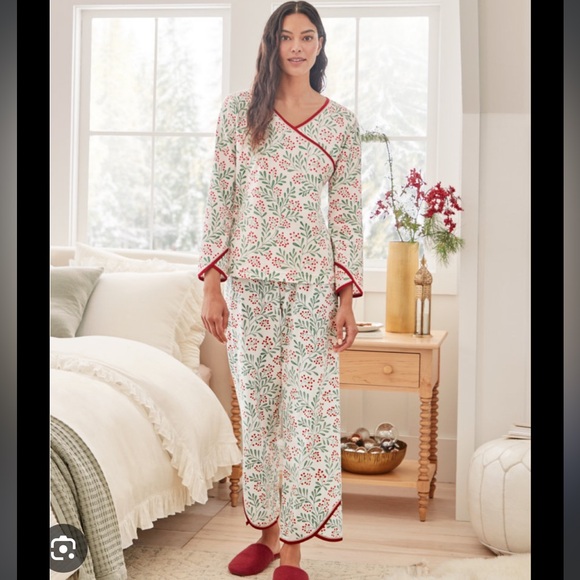 Garnet Hill Other - Garnet Hill Christmas Floral Pajama Set